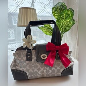 ❤️Coach Hamptons Signature Satchel❤️